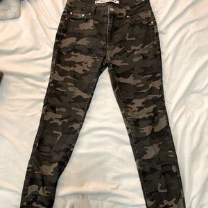 SUPER CUTE CAMO SKINNY JEANS